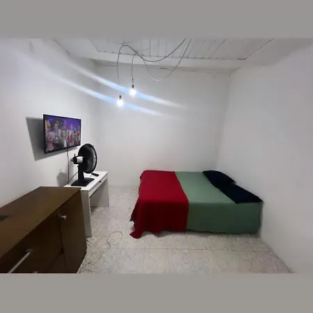 Kitnet A Uma Quadra Da Praia.